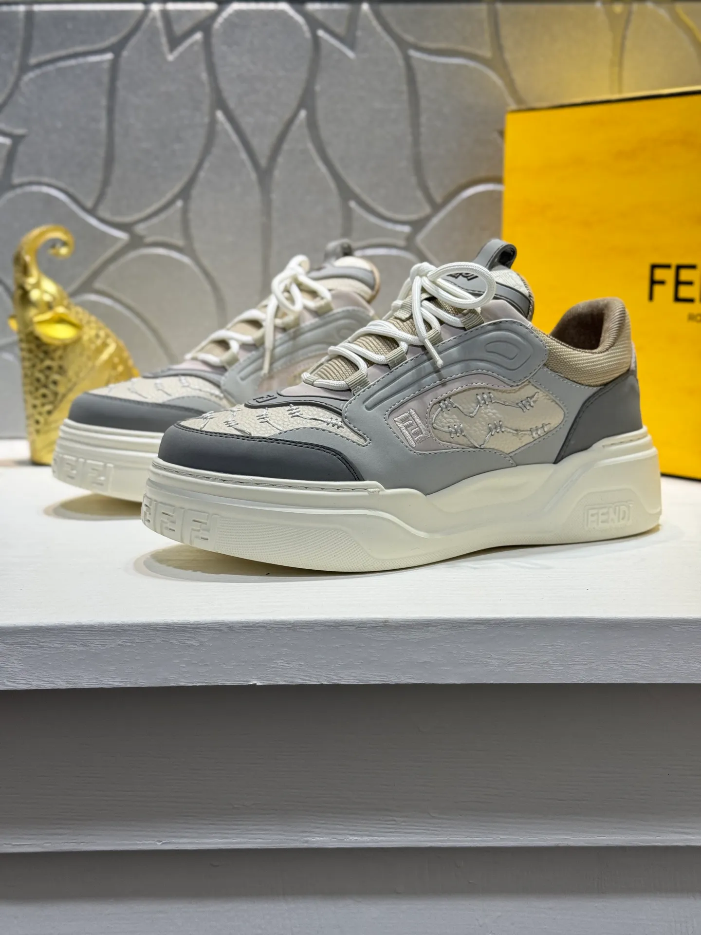 Men's men's shoes 💰560 [New style] 🦥🦥FENDI Fendi high version latest Force series calfskin FF mesh round toe thick sole low-top sports sneakers, these Force lace-up low-top shoes. Made of white full-grain leather and white and brown smooth leather. Padded. Brown FF jacquard and yellow technical fabric details. Lightweight and thick white sole with FF pattern details on the toe and heel ✔️Fabric: Imported first-layer cowhide breathable mesh ✔️Inner lining: Customized breathable mesh ✔️Sole: Open-molded rubber foam material ✔️Sole thickness: 7CM Size: #Men's 38-44 (45 is custom-made and cannot be returned or exchanged